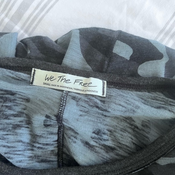 FREE PEOPLE WE THE FREE SZ S CAMO TEE RAW EDGES ROLLED SLEEVES SHEER LIGHTWEIGHT - Picture 5 of 10